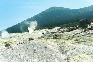 fumerolle champ sur le pente de Mendeleev volcan, kunashir île photo