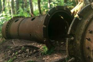 restes de rouillé industriel équipement parmi le forêt photo