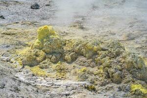 dépôts de originaire de soufre dans une fumerolle champ sur le pistes de le Mendeleev volcan photo