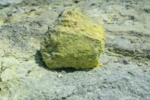 Naturel cristalline soufre pépite sur une volcanique solfatare champ photo