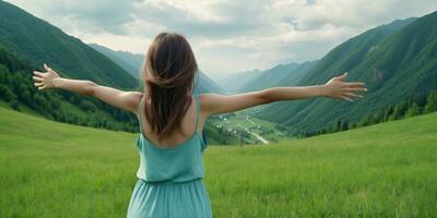 ai généré retour vue de femme permanent sur une colline avec sa mains en haut dans le air photo