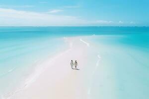 ai généré aérien vue de incroyable plage avec couple en marchant dans le coucher du soleil lumière proche à turquoise mer. Haut vue de été plage paysage photo