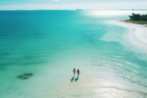 ai généré aérien vue de incroyable plage avec couple en marchant dans le coucher du soleil lumière proche à turquoise mer. Haut vue de été plage paysage photo