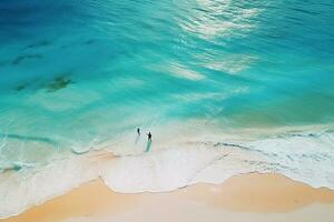 ai généré aérien vue de incroyable plage avec couple en marchant dans le coucher du soleil lumière proche à turquoise mer. Haut vue de été plage paysage photo