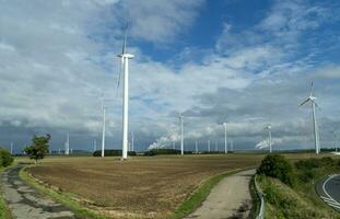 vent turbines dans nuageux journée dans Allemagne photo