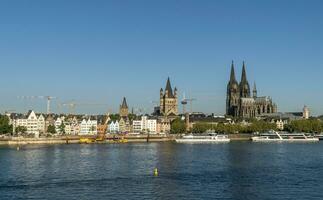 vue de eau de Cologne vieux ville et cathédrales photo