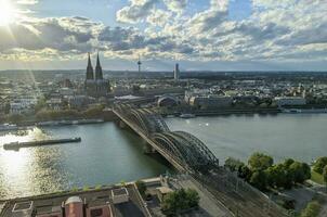 le coucher du soleil plus de eau de Cologne, nuageux ciel photo