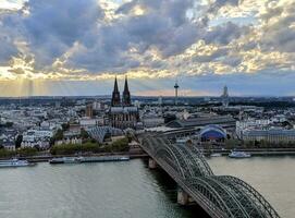 le coucher du soleil plus de eau de Cologne, nuageux ciel photo