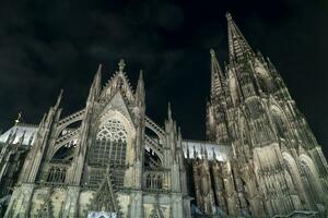 extérieur de eau de Cologne cathédrale à nuit photo