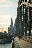 hohenzollern pont et eau de Cologne cathédrale dans le soir photo