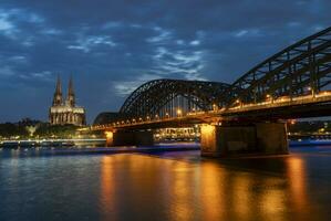 eau de Cologne cathédrale et hohenzollern pont dans le soir photo