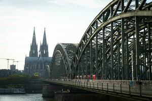 hohenzollern pont et eau de Cologne cathédrale dans le soir photo