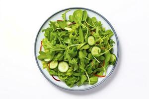 ai généré en bonne santé Frais vert salade assiette coup de au dessus sur blanc Contexte. ai généré photo