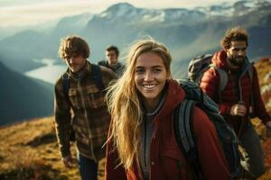 ai généré groupe de copains randonnée dans montagnes, une groupe de copains randonnée dans le montagnes à le coucher du soleil ai généré photo