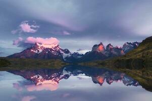 lever du soleil plus de cuernos del paine et Lac péhoe, torres del paine nationale parc, chilien patagonie, Chili photo