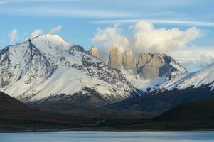 cuernos del paine et le Torres, torres del paine nationale parc, chilien patagonie, Chili photo