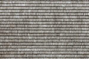 gris en bois toit carrelage Contexte texture. une proche en haut de vieux gris toit couvert avec en bois carrelage photo