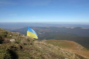 ukrainien drapeau sur Haut de hoverla Montagne dans Ukraine photo