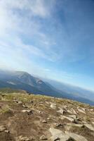 monter hoverla pendaison de pointe de le ukrainien Carpates contre le Contexte de le ciel photo