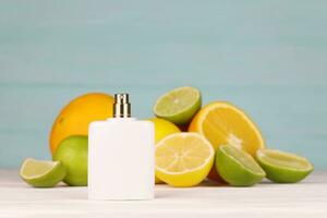 parfum avec agrumes extraits. sélectif se concentrer. spa jour, concept de fraîcheur parfum bouteille avec citron citron vert et Orange photo