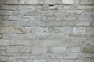 très vieux brique pierre mur de Château ou forteresse de 18e siècle. plein Cadre mur avec obsolète sale et fissuré briques photo