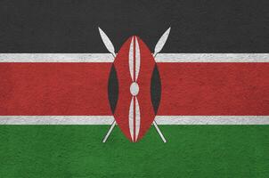 Kenya drapeau représenté dans brillant peindre couleurs sur vieux le soulagement plâtrage mur. texturé bannière sur rugueux Contexte photo