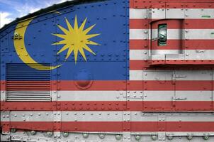 Malaisie drapeau représenté sur côté partie de militaire blindé réservoir fermer. armée les forces conceptuel Contexte photo