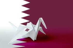 Qatar drapeau représenté sur papier origami grue aile. Fait main les arts concept photo