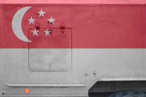 Singapour drapeau représenté sur côté partie de militaire blindé un camion fermer. armée les forces conceptuel Contexte photo