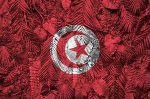 Tunisie drapeau représenté sur beaucoup feuilles de monstera paume des arbres. branché à la mode toile de fond photo