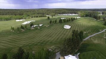 Haut vue vert le golf cours Extérieur vert herbe champ. aérien vue de en volant drone photo