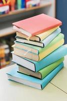 empiler la table de livres multicolores