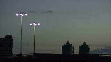 deux lanternes sont allumé dans le soir. soir ville photo