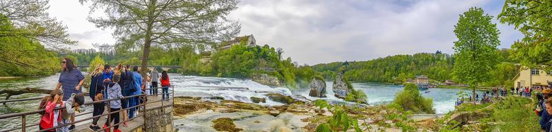 chutes du rhin la plus grande cascade d'europe à neuhausen am rheinfall suisse. photo