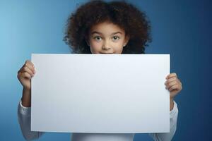 ai généré mignonne peu fille en portant Vide blanc feuille de papier dans sa mains photo