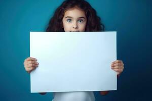 ai généré mignonne peu fille en portant Vide blanc feuille de papier dans sa mains photo