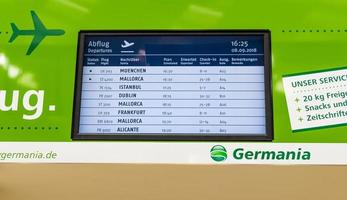 Germania Airlines calendrier vert pour les départs et les arrivées de l'aéroport de Brême en Allemagne. photo