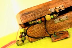 perles antiques dans une valise photo