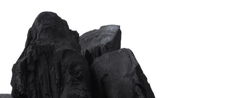 charbon de bois. charbon de bois noir sur sol texturé noir. utilisé pour la cuisine photo