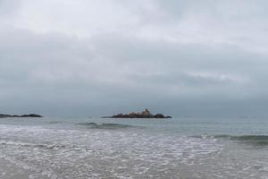 matin nuageux, eau de mer, récifs et îles photo