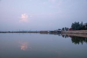 le lac du soir reflétait les montagnes et le ciel des deux côtés photo