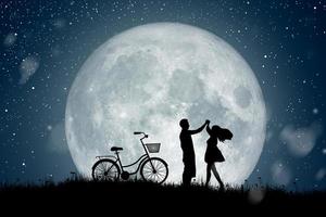 silhouette de couple, amant, relation au paysage de nuit. photo