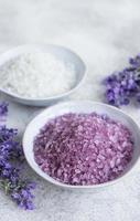 sel cosmétique aux herbes naturelles avec des fleurs de lavande