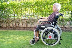 patiente asiatique âgée ou âgée vieille dame sur fauteuil roulant électrique avec télécommande à l'hôpital de soins infirmiers, concept médical solide et sain photo