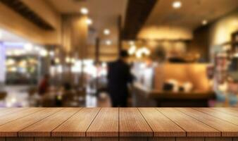 vide en bois table Haut avec lumières bokeh sur brouiller restaurant Contexte. photo