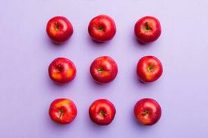 beaucoup rouge pommes sur coloré arrière-plan, Haut voir. l'automne modèle avec Frais Pomme au dessus vue photo