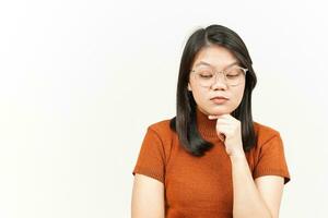 Geste de pensée de belle femme asiatique isolé sur fond blanc photo