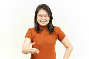 donner main pour poignée de main de magnifique asiatique femme isolé sur blanc Contexte photo