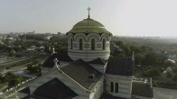 vue de le gros blanc église avec d'or dômes dans de face de magnifique rivière, printemps vologda, Russie. tir. magnifique aérien de le des oiseaux œil vue pour le gros église sur le rivière banque. photo