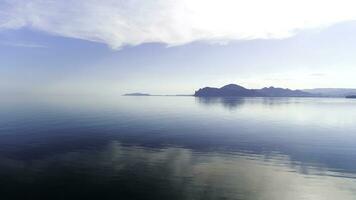 magnifique lever du soleil et le Matin brume pendaison au dessus le lac. tir. incroyable bleu ciel et calme eau, brouillard, et silhouettes de collines. photo